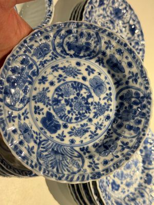 Ten Chinese blue and white cups and fourteen saucers with floral design, lingzhi mark, Kangxi — 照片 13