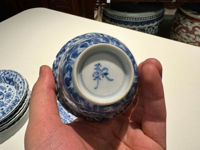Ten Chinese blue and white cups and fourteen saucers with floral design, lingzhi mark, Kangxi — 照片 6