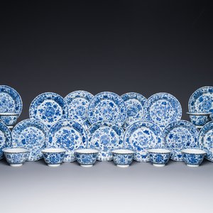 Ten Chinese blue and white cups and fourteen saucers with floral design, lingzhi mark, Kangxi — 照片 1