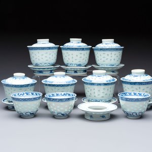 Ten Chinese blue and white cups, seven covers and eight stands, 19/20th C. — photo 1