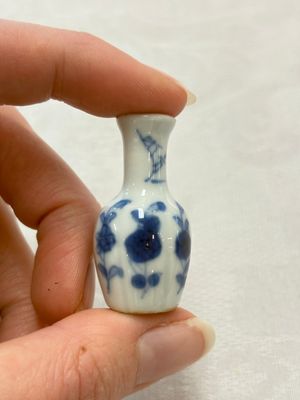 Ten Chinese blue and white miniature vases with figural and floral design, Kangxi — foto 1
