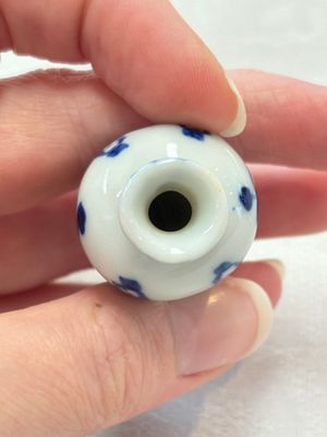 Ten Chinese blue and white miniature vases with figural and floral design, Kangxi — foto 11