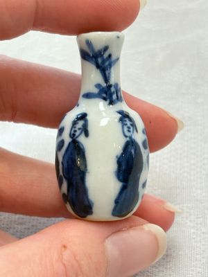 Ten Chinese blue and white miniature vases with figural and floral design, Kangxi — foto 13