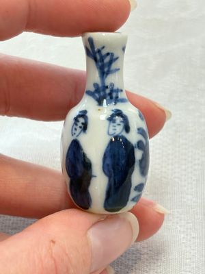 Ten Chinese blue and white miniature vases with figural and floral design, Kangxi — foto 14