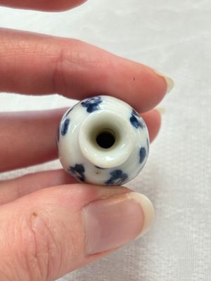 Ten Chinese blue and white miniature vases with figural and floral design, Kangxi — foto 15