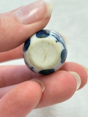 Ten Chinese blue and white miniature vases with figural and floral design, Kangxi — foto 16