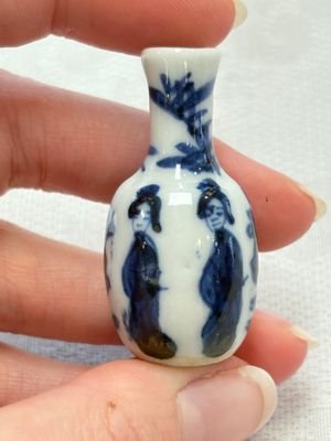 Ten Chinese blue and white miniature vases with figural and floral design, Kangxi — foto 17