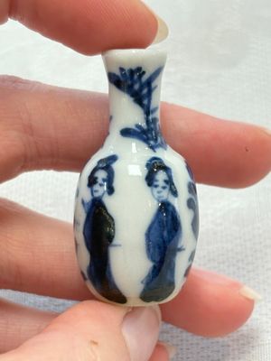 Ten Chinese blue and white miniature vases with figural and floral design, Kangxi — foto 18