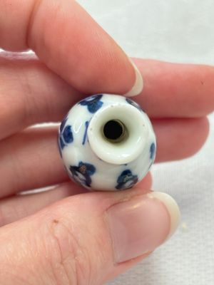 Ten Chinese blue and white miniature vases with figural and floral design, Kangxi — foto 19