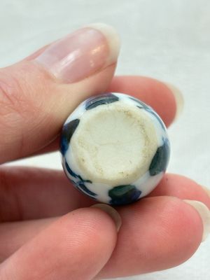 Ten Chinese blue and white miniature vases with figural and floral design, Kangxi — foto 20