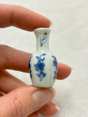 Ten Chinese blue and white miniature vases with figural and floral design, Kangxi — foto 2