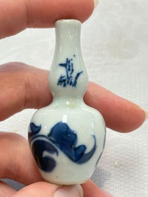 Ten Chinese blue and white miniature vases with figural and floral design, Kangxi — foto 21