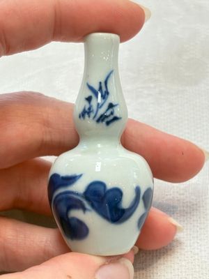 Ten Chinese blue and white miniature vases with figural and floral design, Kangxi — foto 22