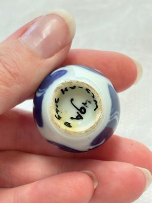 Ten Chinese blue and white miniature vases with figural and floral design, Kangxi — foto 24
