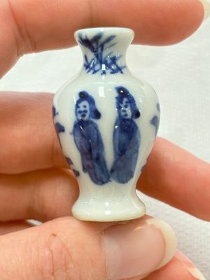 Ten Chinese blue and white miniature vases with figural and floral design, Kangxi — foto 25
