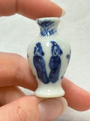 Ten Chinese blue and white miniature vases with figural and floral design, Kangxi — foto 26