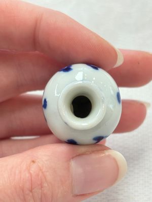 Ten Chinese blue and white miniature vases with figural and floral design, Kangxi — foto 27