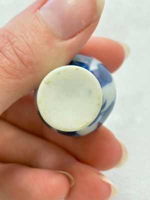 Ten Chinese blue and white miniature vases with figural and floral design, Kangxi — foto 28
