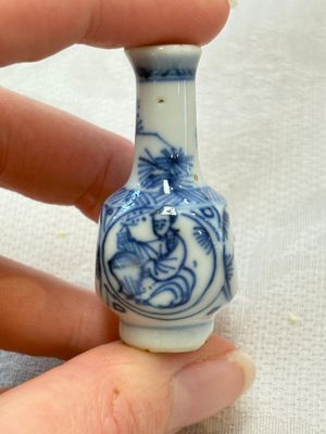 Ten Chinese blue and white miniature vases with figural and floral design, Kangxi — foto 29