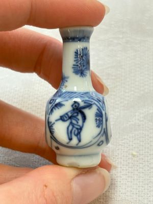 Ten Chinese blue and white miniature vases with figural and floral design, Kangxi — foto 30