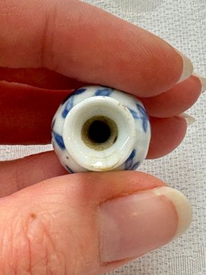 Ten Chinese blue and white miniature vases with figural and floral design, Kangxi — foto 3