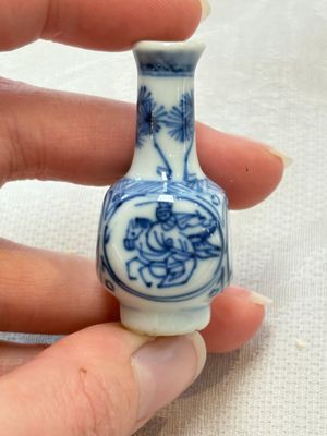 Ten Chinese blue and white miniature vases with figural and floral design, Kangxi — foto 31