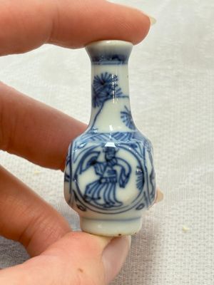 Ten Chinese blue and white miniature vases with figural and floral design, Kangxi — foto 32