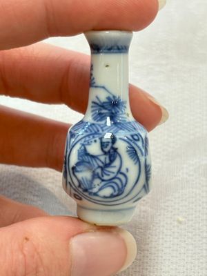 Ten Chinese blue and white miniature vases with figural and floral design, Kangxi — foto 33