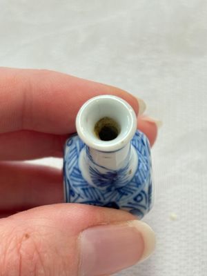 Ten Chinese blue and white miniature vases with figural and floral design, Kangxi — foto 34