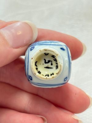 Ten Chinese blue and white miniature vases with figural and floral design, Kangxi — foto 35