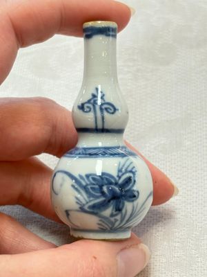 Ten Chinese blue and white miniature vases with figural and floral design, Kangxi — foto 36