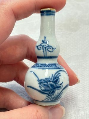 Ten Chinese blue and white miniature vases with figural and floral design, Kangxi — foto 37