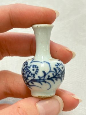 Ten Chinese blue and white miniature vases with figural and floral design, Kangxi — foto 40