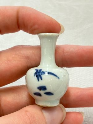 Ten Chinese blue and white miniature vases with figural and floral design, Kangxi — foto 41