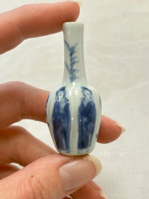 Ten Chinese blue and white miniature vases with figural and floral design, Kangxi — foto 5