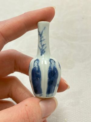 Ten Chinese blue and white miniature vases with figural and floral design, Kangxi — foto 6