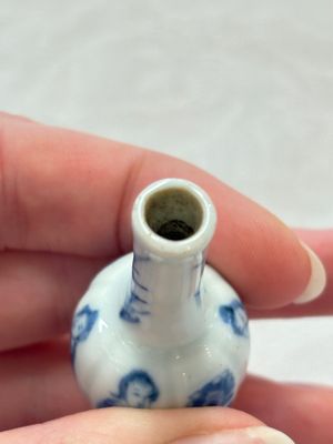Ten Chinese blue and white miniature vases with figural and floral design, Kangxi — foto 7