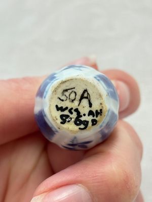 Ten Chinese blue and white miniature vases with figural and floral design, Kangxi — foto 8