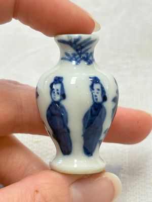 Ten Chinese blue and white miniature vases with figural and floral design, Kangxi — foto 9