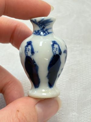 Ten Chinese blue and white miniature vases with figural and floral design, Kangxi — foto 10