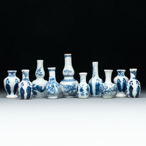 Ten Chinese blue and white miniature vases with figural and floral design, Kangxi — foto 1