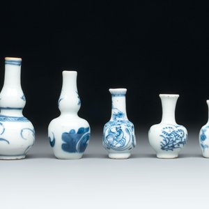 Ten Chinese blue and white miniature vases with figural and floral design, Kangxi — foto 11