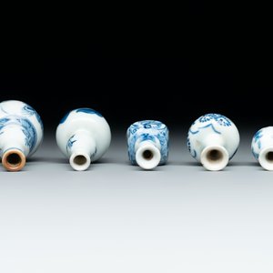 Ten Chinese blue and white miniature vases with figural and floral design, Kangxi — foto 12
