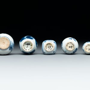 Ten Chinese blue and white miniature vases with figural and floral design, Kangxi — foto 13