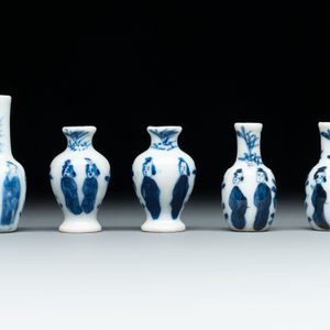 Ten Chinese blue and white miniature vases with figural and floral design, Kangxi — foto 2