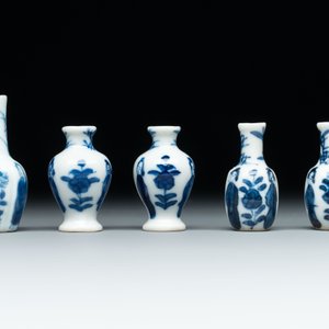 Ten Chinese blue and white miniature vases with figural and floral design, Kangxi — foto 3