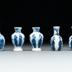 Ten Chinese blue and white miniature vases with figural and floral design, Kangxi — foto 4