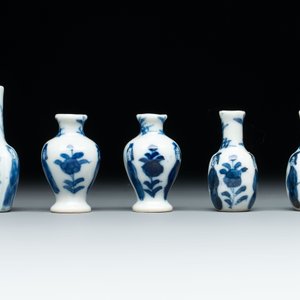 Ten Chinese blue and white miniature vases with figural and floral design, Kangxi — foto 5