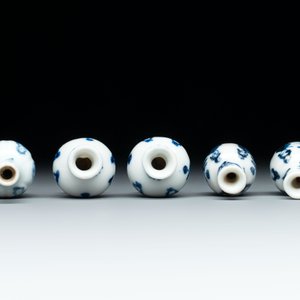 Ten Chinese blue and white miniature vases with figural and floral design, Kangxi — foto 6