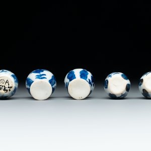 Ten Chinese blue and white miniature vases with figural and floral design, Kangxi — foto 7